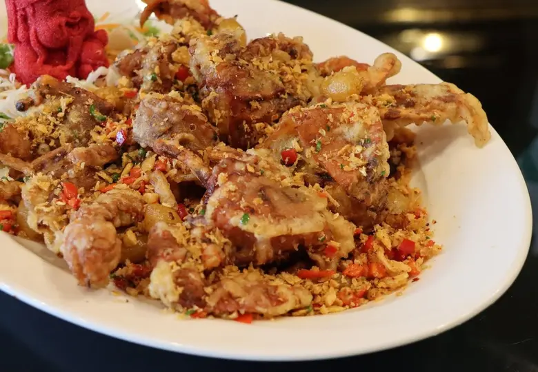 แนะนำเมนูเด่น "ปูนิ่มผัดพริกเกลือ"