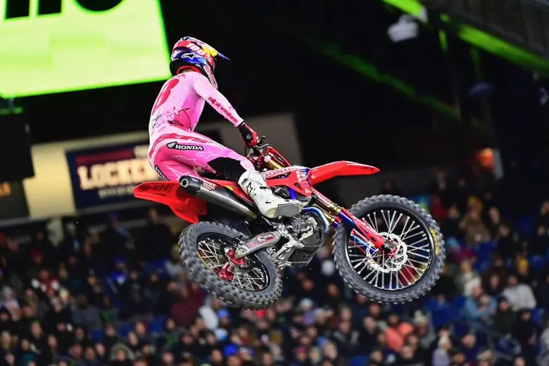 "เจ็ตต์ ลอว์เรนซ์" บิดเดือด Honda CRF450R ครองรั้งจ่าฝูงคะแนนสะสม AMA Supercross 2024 สนามที่ 13