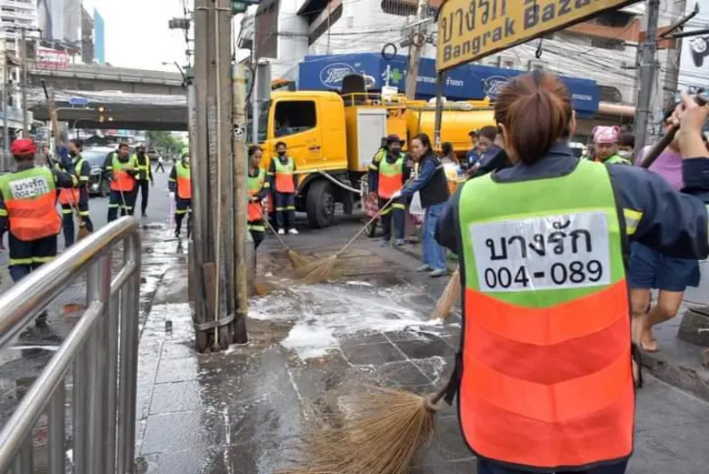 เขตบางรักล้างทำความสะอาดจุดพักขยะหน้าห้างโรบินสัน บางรัก พร้อมรณรงค์ทิ้งขยะเป็นที่เก็บเป็นเวลา