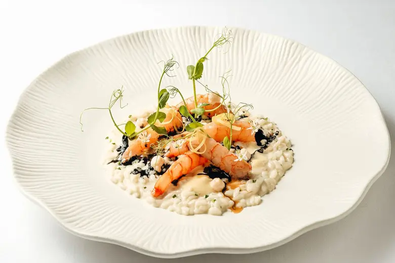 จูงมือคนรู้ใจสัมผัสประสบการณ์ดินเนอร์สุดหรูเหนือระดับ ณ ห้องอาหารเรดสกาย โรงแรมเซ็นทาราแกรนด์ฯ เซ็นทรัลเวิลด์