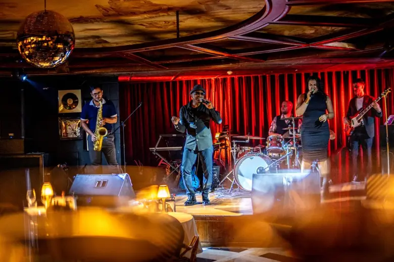 GASTON NOW OPENS UNTIL 02.00 HOURS WITH VIBING LIVE BANDS AND DJ BEATS!