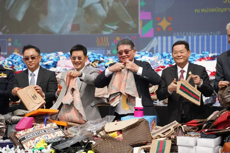 "ภูมิธรรม-นภินทร" ขึ้นรถบด ทำลายของกลางสินค้าละเมิดทรัพย์สินทางปัญญา 1.2 ล้านชิ้น มูลค่ากว่า 325 ล้านบาท พร้อมผนึกกำลัง รัฐ-เอกชน ปกป้องผู้บริโภค สร้างความเชื่อมั่นประเทศคู่ค้าและนักลงทุนเต็มที่