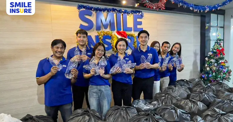 ทีมงาน SMILE INSURE และผู้บริหารร่วมบริจาคขวดพลาสติกส่งมอบให้วัดจากแดง ในโครงการ "เก็บ แยก แลก จ้า" เพื่อนำไปผลิตเป็น "จีวรรีไซเคิล"
