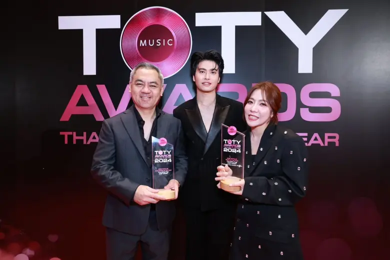 "คุณจี๊บ เทพอาจ" นำทีมศิลปิน LOVEiS ENTERTAINMENT "NONT TANONT" คว้า 2 รางวัลใหญ่ งาน "TOTY MUSIC AWARDS"