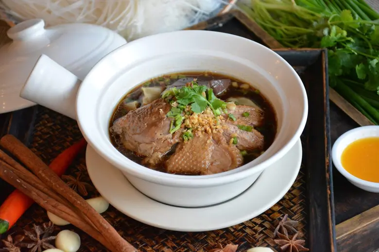 ห้องอาหารเรือนต้นนำเสนอเมนูพิเศษประจำเดือน ก๋วยเตี๋ยวเป็ดตุ๋นและปลาหมึกผัดซอสไข่เค็ม