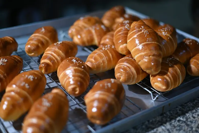 แนะนำเมนูใหม่ "ขนมปังเกลือญี่ปุ่น (Shio Pan)" ที่ดิเอมเมอรัลด์เค้กช็อพ
