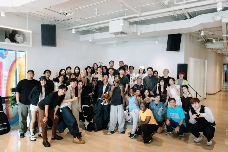 ลิโด้แตก! d4vd ร้องเพลง แจกแฟนเซอร์วิสฉ่ำ ๆ อย่างใกล้ชิด พร้อม Listening Session ในไทย เจ้าตัวปลื้ม กระแสตอบรับดีเยี่ยม สัญญาว่าจะกลับมาไทยอีกแน่นอน