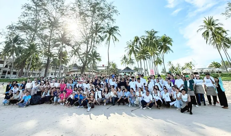 พลัส พร็อพเพอร์ตี้ จับมือ แสนสิริภูเก็ต และ The Society ต่อยอดแนวคิด Inclusive Growth ผ่านกิจกรรม "Wellness Community Cleanup" เก็บขยะริมหาดบางเทา ในงาน BEING Thailand 2025