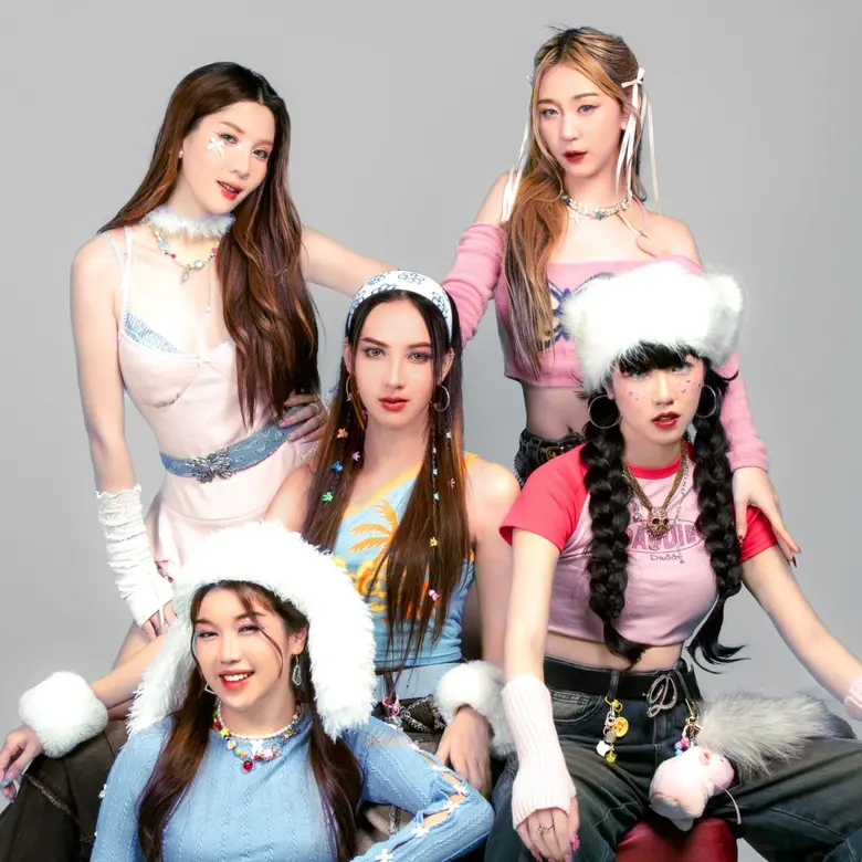 "DE GIFT' (เดอ กิฟต์)" อวดลุคสดใส ใส่ความขึ้เล่นลงใน 'ชวนเสว(นา) Shall We?' เวอร์ชั่นอคูสติก