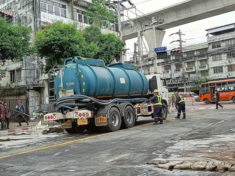 กทม. เข้าคุมสถานการณ์เหตุรถบรรทุกน้ำมันพลิกคว่ำ ถ.ราษฎร์พัฒนา เคลื่อนย้ายรถ-ล้างผิวจราจร-ดูดน้ำมันจากท่อระบายน้ำ