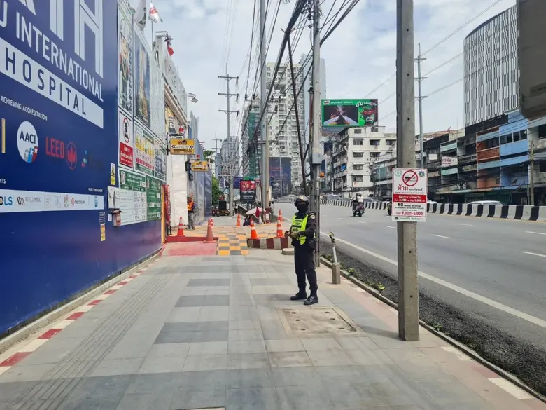 เขตห้วยขวางเข้มกวดขัน "ห้ามรถจอด-ขับขี่บนทางเท้า" ถ.เพชรบุรี -พิจารณาตั้งเสากั้นถาวร