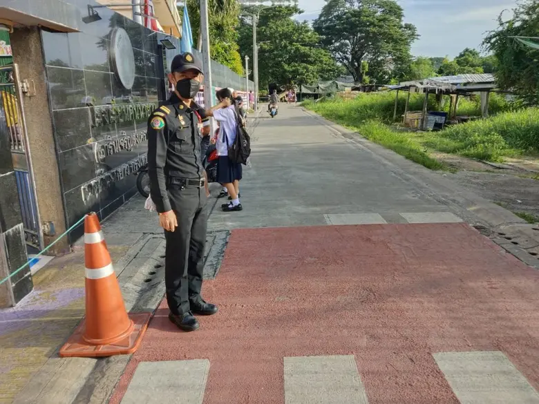 เขตคันนายาวประสาน สน.บางชัน อำนวยความสะดวกจราจร ซ.เสรีไทย 50 หน้า รร.คันนายาว