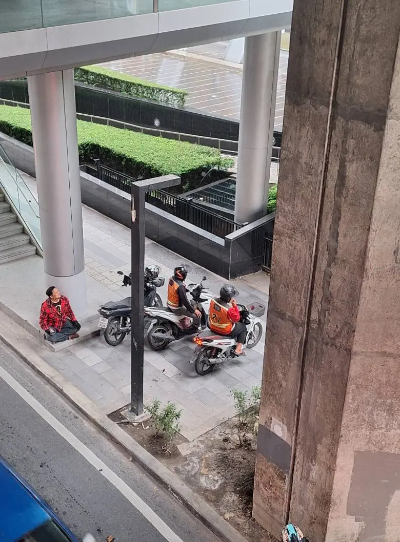 เขตปทุมวันลุยจัดระเบียบวินจักรยานยนต์-ไรเดอร์จอดรถบนทางเท้าหน้าเซ็นทรัลเวิลด์