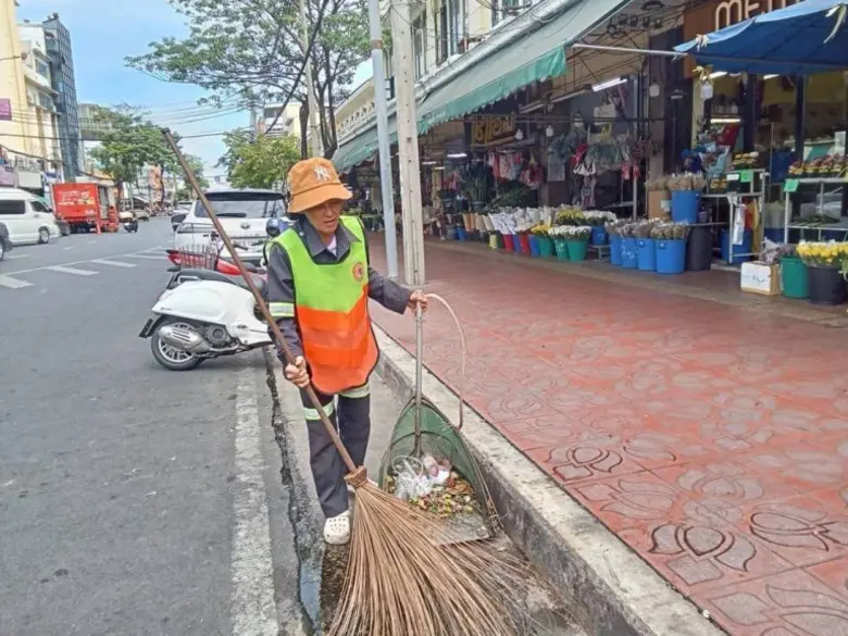 เขตพระนครรุดแก้ปัญหาขยะปากคลองตลาด-เพิ่มความถี่ดูแลรักษาความสะอาดในพื้นที่