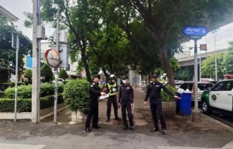 เขตสาทรสั่งปรับอู่ซ่อมรถนำรถมาจอดบนทางเท้า ซ.เจริญราษฎร์ 4