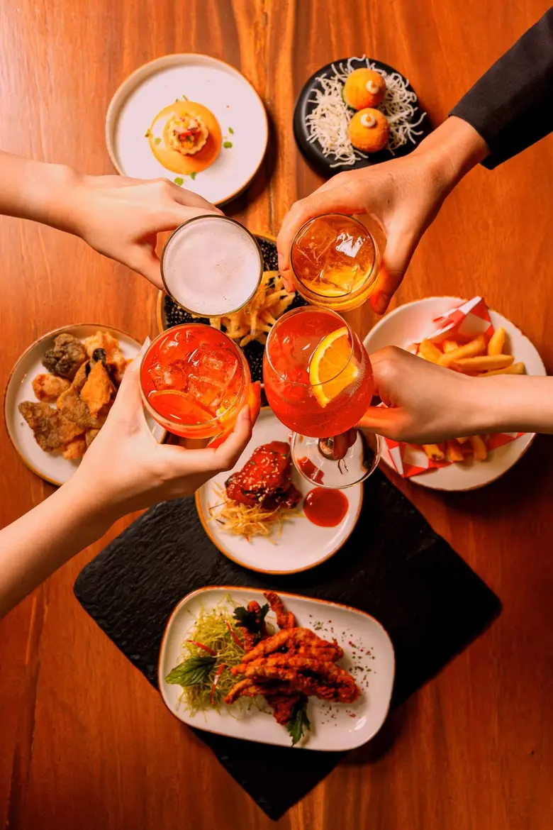 คืนวันพุธไม่ธรรมดา! ดื่ม กิน เมาท์ เพลิน กับ Midweek Social Club