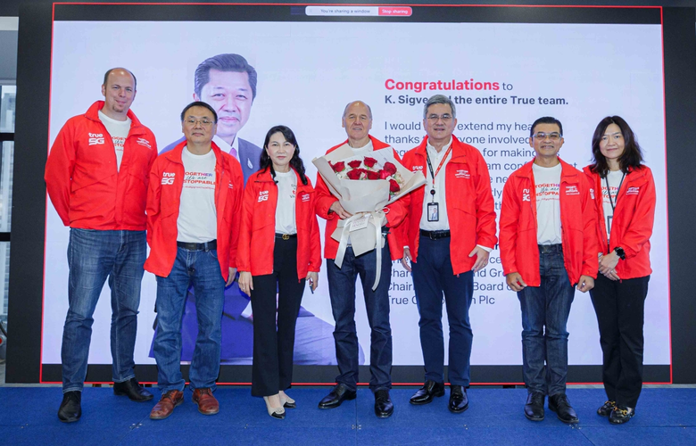 True Chairman "Suphachai Chearavanont" congratulates the management team on winning 2 key frequency bands worth over 26 billion