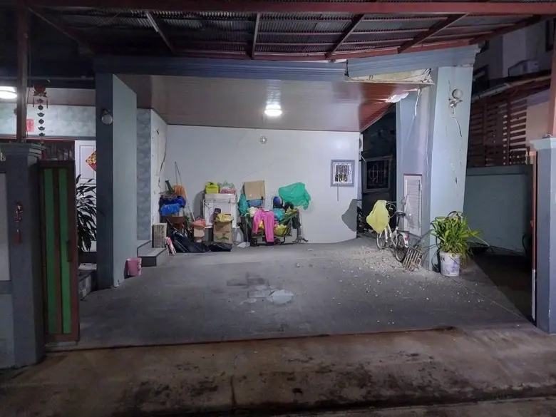 เขตจอมทองรุดตรวจสอบบ้านทรุดตัวใน ซ.เอกชัย 30 เร่งหารือมาตรการเยียวยาผู้พักอาศัย