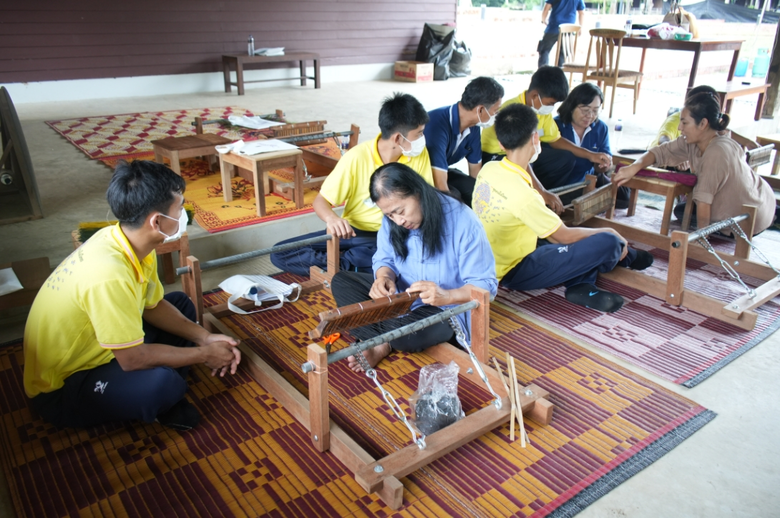 ม.รำไพพรรณี จับมือ วัฒนธรรมจันทบุรี ขับเคลื่อน Soft Power การทอเสื่อ
