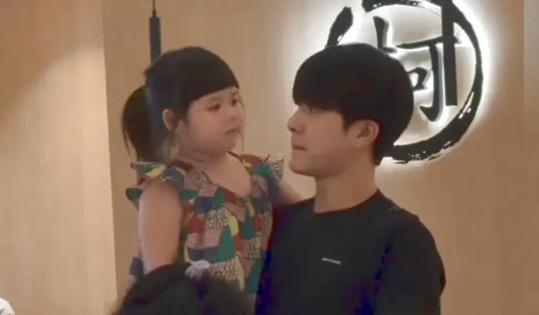 "เจ๊เกล" กับ "มอสเพื่อนเกล" อวดโมเมนต์น่ารักอีกแล้ว! เมื่อทั้งคู่พากันไปฉลองวันเกิดที่ร้านโปรดของน้องเกล