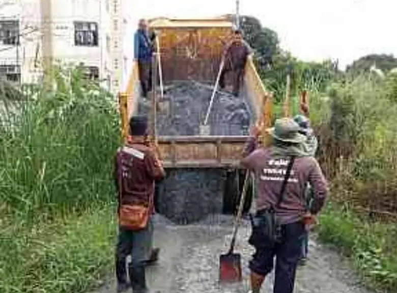 เขตลาดกระบังเร่งซ่อมถนน ซ.คุ้มเกล้า 62 เตรียมของบปรับปรุงเป็นถนนคอนกรีต