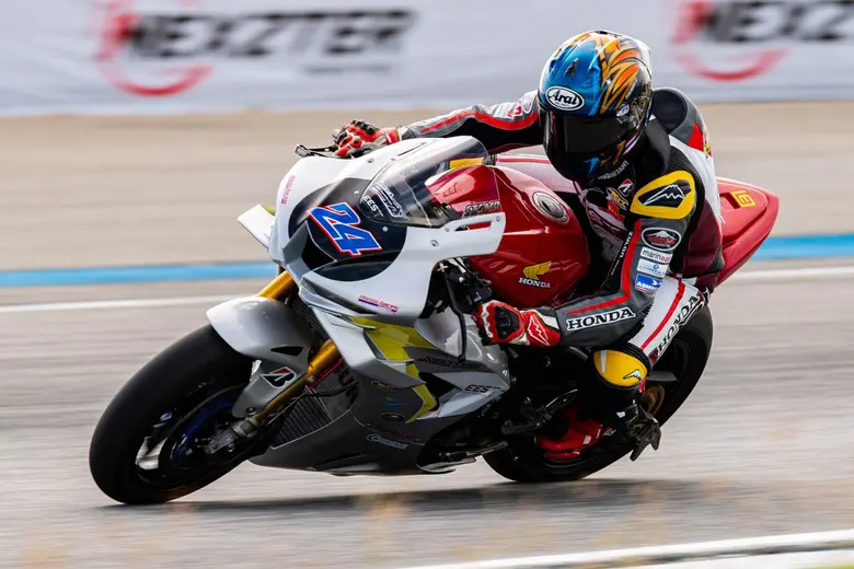 กระหึ่ม! NEXZTER BRIC Superbike" คัมแบ็ครันวงการมอเตอร์สปอร์ต "อภิวัฒน์-นทีธาร" ขึ้นนำวันแรก