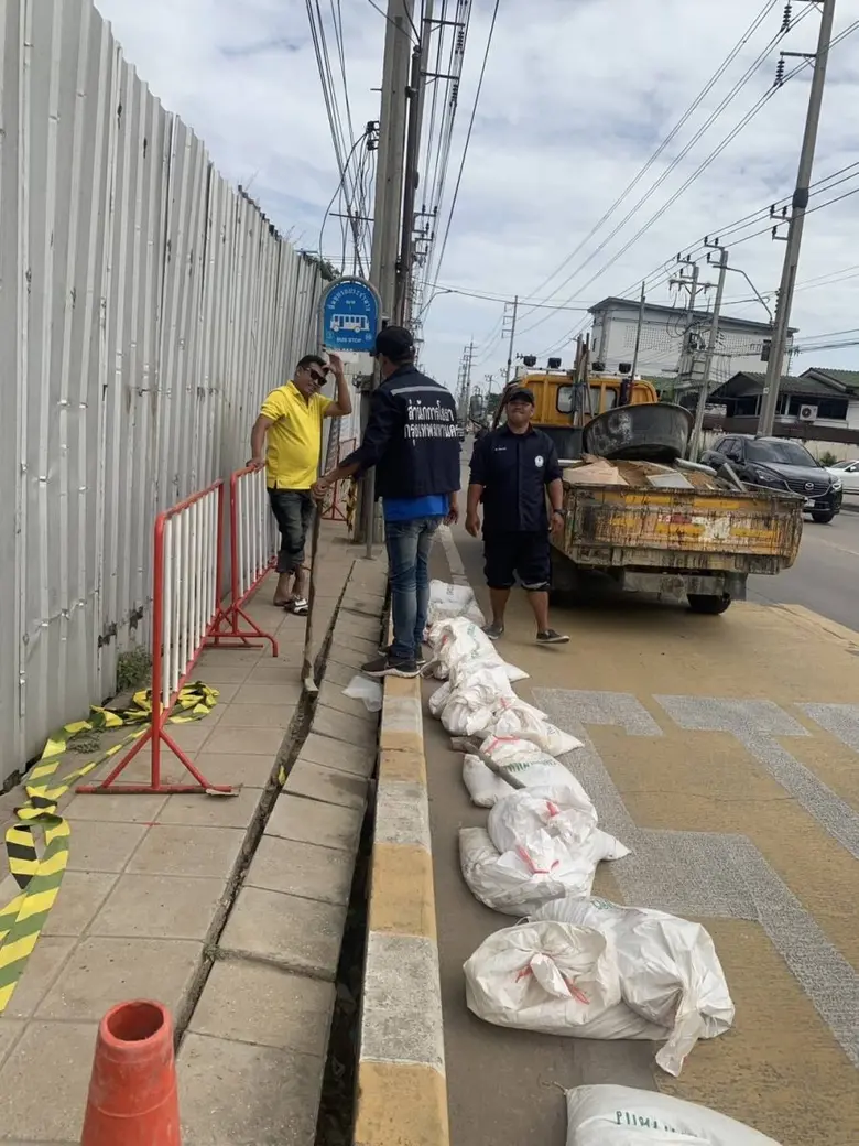 สนย. รุดแก้ไขทางเท้าทรุดตัว ถ.บางบอน 3 กำชับผู้รับเหมาเข้มงวดมาตรการความปลอดภัย