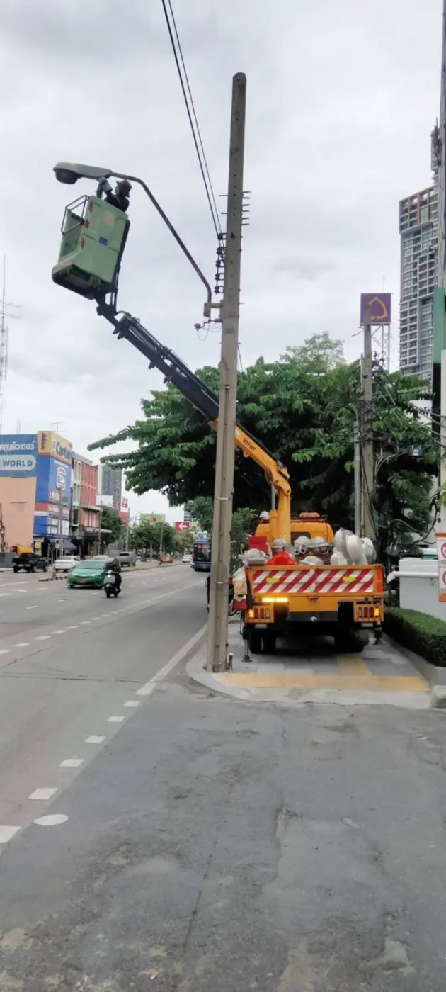 กทม. เร่งเปลี่ยนโคมไฟ LED ถนนลาดพร้าว ระหว่างรอ กฟน. นำสายไฟลงดินปลายปีนี้