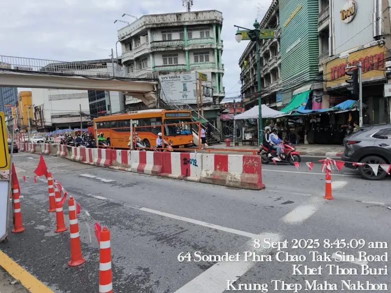 เขตธนบุรีแจงโคลนดินผุดบนพื้นถนนไม่ใช่ถนนทรุด ประสานผู้รับจ้างรถไฟฟ้าฯ เร่งแก้ไข