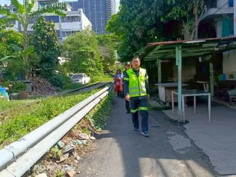 เขตธนบุรีระงับลาดยางริมทางรถไฟ พร้อมประสาน รฟท. ร่วมพัฒนาพื้นที่เพื่อความปลอดภัยประชาชน