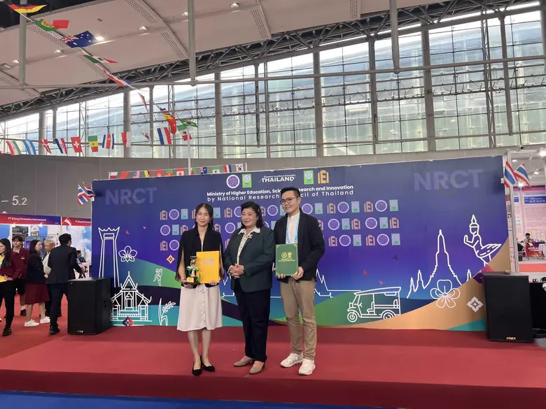 อาหารเสริมไทยสร้างความภาคภูมิใจให้ไทยด้วยการคว้า 2 รางวัลนานาชาติงาน IEI 2025 และรางวัลพิเศษ Special Prize จาก วช. ณ China Import and Export Fair Complex นครกวางโจว สาธารณรัฐประชาชนจีน
