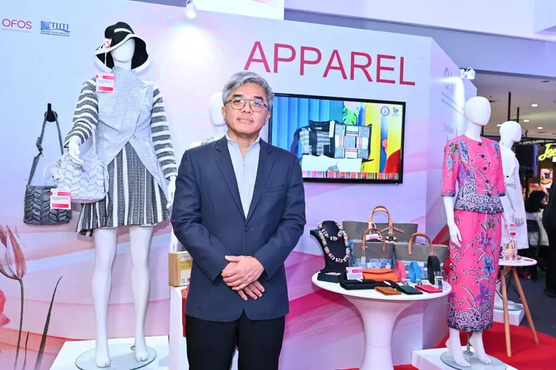 ดีพร้อม โชว์ความสำเร็จ ติดอาวุธบุคลากรอุตสาหกรรมเสื้อผ้าฯ "ให้ทักษะ" เสริมแกร่งศักยภาพ พร้อมเชื่อมโยงตลาดสากล "ให้โอกาสโตไกล" หนุนไทยสู่ศูนย์กลางแฟชั่นภูมิภาค สร้างมูลค่าเศรษฐกิจ กว่า 46 ล้านบาท