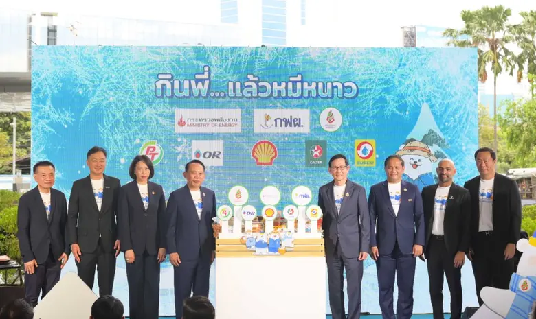PTG ร่วมผนึกกำลัง 5 ค่ายน้ำมันยักษ์ใหญ่ เปิดตัวโครงการ "ผลิตภัณฑ์ชุมชน ลดใช้พลังงาน" และแคมเปญสร้างสรรค์ "กินพี่…แล้วหมีหนาว" ขยายผลสู่สถานีบริการน้ำมันทั่วประเทศ
