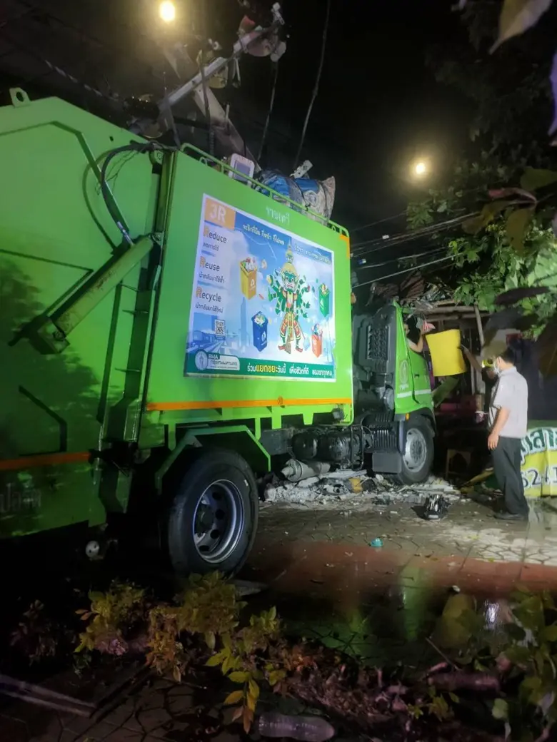 เขตราชเทวีเร่งตรวจสอบเหตุรถขยะชนเสาไฟฟ้า ซ.เทพรักษ์ 52 เข้มมาตรการควบคุมรถเก็บขนขยะ