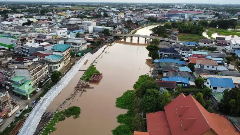 กรมโยธาธิการและผังเมือง เดินหน้าระบายน้ำเต็มกำลัง พร้อมเสริมคันดินระบบป้องกันน้ำท่วมชุมชนเสนา จังหวัดพระนครศรีอยุธยา บรรเทาความเดือดร้อนประชาชน