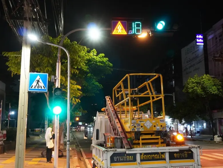 กทม. ประสาน NT แก้ไขเสาสื่อสารเอียง ซ.ลาดหญ้า 6 -ตรวจสอบเสาไฟและอุปกรณ์จราจรตามแผนซ่อมบำรุง