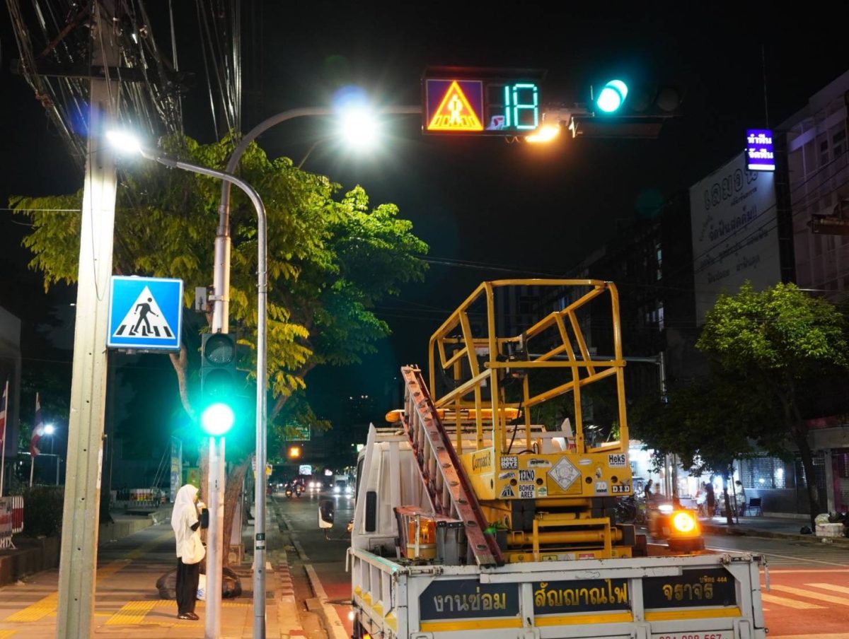 กทม. ประสาน NT แก้ไขเสาสื่อสารเอียง ซ.ลาดหญ้า 6 -ตรวจสอบเสาไฟและอุปกรณ์จราจรตามแผนซ่อมบำรุง