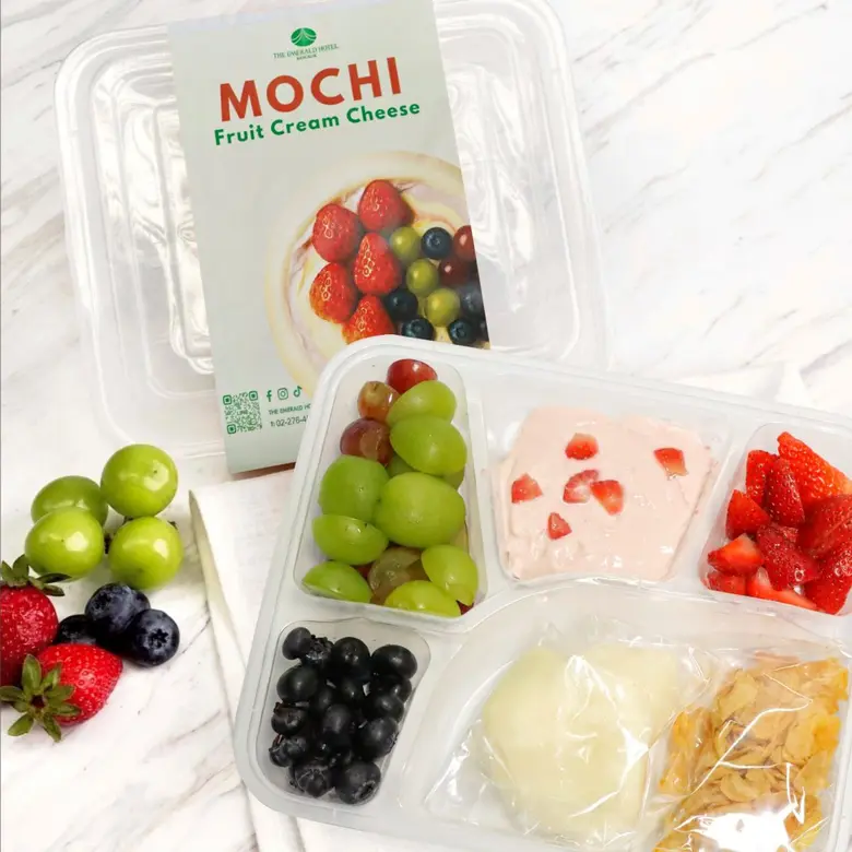 "Fresh Fruit Cream Cheese Mochi" at the Emerald Cake Shop