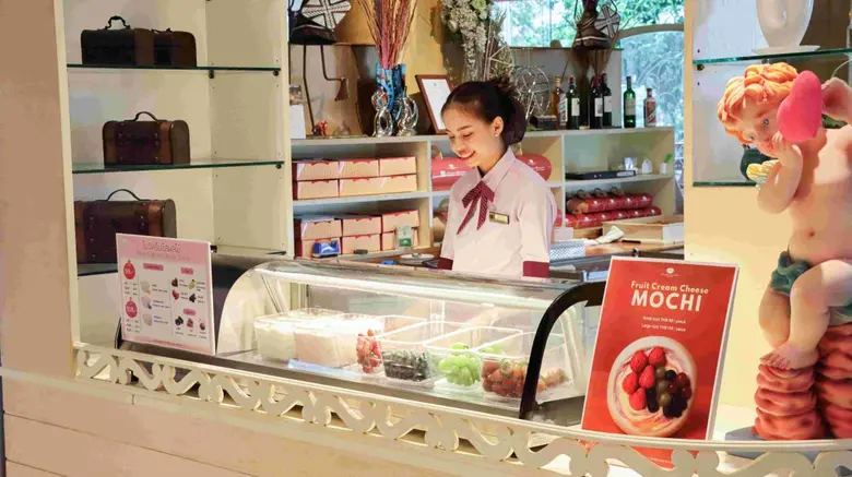 "Fresh Fruit Cream Cheese Mochi" at the Emerald Cake Shop