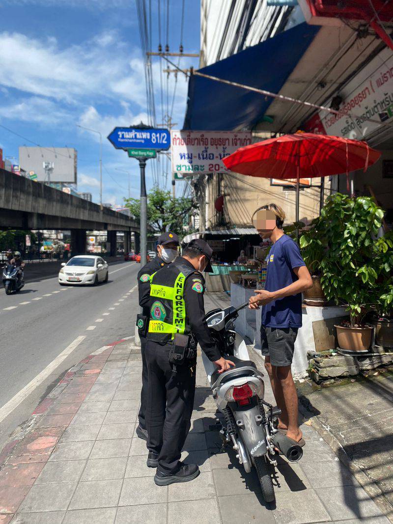 กทม. ลุยกวดขันผู้ฝ่าฝืนจอด-ขับขี่รถจักรยานยนต์บนทางเท้า ย้ำเจอจับ-ปรับทันที