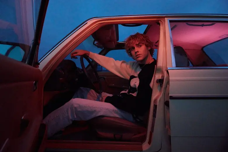 รู้จัก Jack Gray ส่งเพลง "Drive Her Home" เอาใจคออินดี้ป็อปสายหม่น ศิลปินหนุ่มคลื่นลูกใหม่จากออสเตรเลียที่เตรียมครองใจ Gen Z เร็ว ๆ นี้
