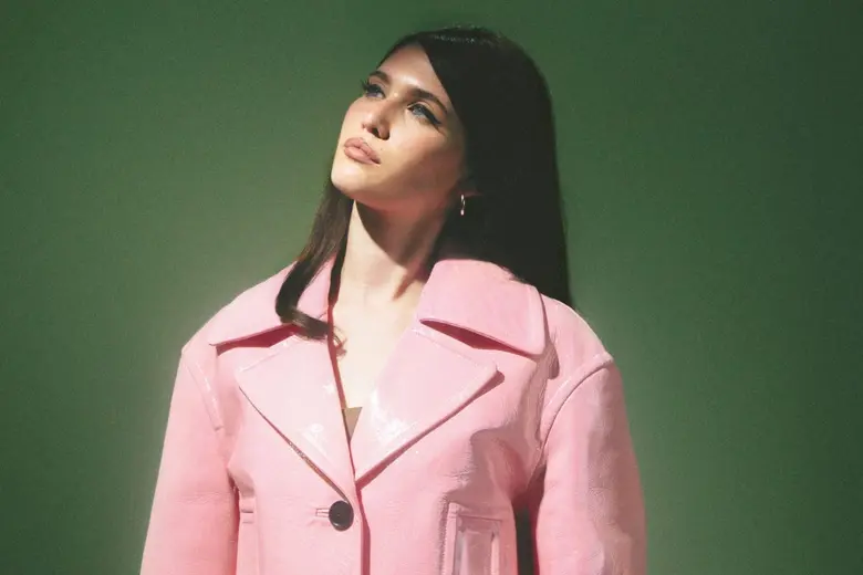 SIENNA SPIRO ศิลปินสาววัย 20 ปีจากลอนดอน ส่งเพลงใหม่ "Die On This Hill" ถ่ายทอดอารมณ์ผิดหวังในความรักผ่านเพลงบัลลาดอันทรงพลังได้อยู่หมัด SIENNA SPIRO ศิลปินสาววัย 20 ปีจากลอนดอน ส่งเพลงใหม่ "Die On This Hill" ถ่ายทอดอารมณ์ผิดหวังในความรักผ่านเพลงบัลลาดอันทรงพลังได้อยู่หมัด
