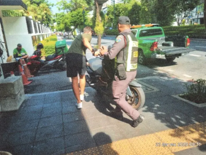 เขตคลองเตยกวดขันห้ามจอดรถบนทางเท้าริม ถ.สุขุมวิท จัดเจ้าหน้าที่ตรวจตราต่อเนื่อง เขตคลองเตยกวดขันห้ามจอดรถบนทางเท้าริม ถ.สุขุมวิท จัดเจ้าหน้าที่ตรวจตราต่อเนื่อง