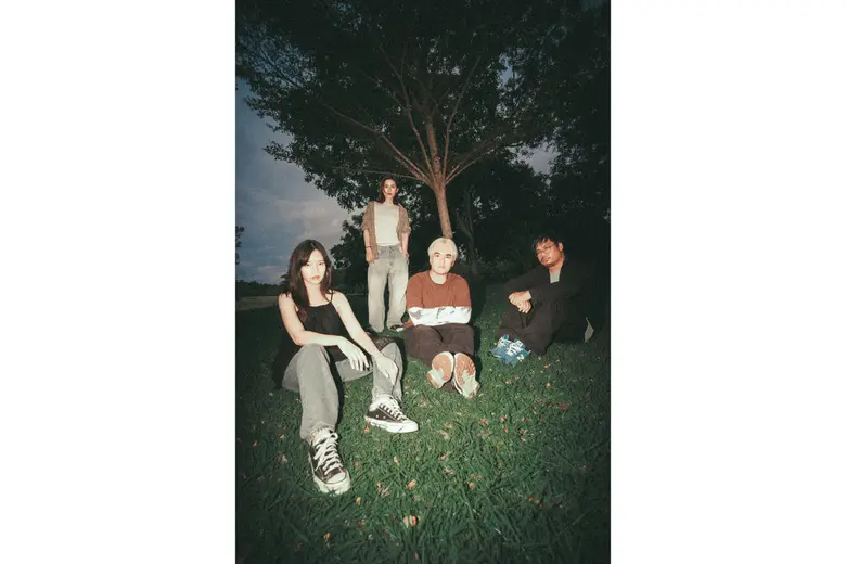 "Cotton Sky" ท้องฟ้าที่หนักขึ้นทุกวัน… เมื่อไม่มีเธออยู่ตรงนี้ Midnight Cereal กลับมาอีกครั้ง พร้อมเสียงใหม่ที่ทั้งงดงามแฝงเจ็บลึก "Cotton Sky" ท้องฟ้าที่หนักขึ้นทุกวัน… เมื่อไม่มีเธออยู่ตรงนี้ Midnight Cereal กลับมาอีกครั้ง พร้อมเสียงใหม่ที่ทั้งงดงามแฝงเจ็บลึก