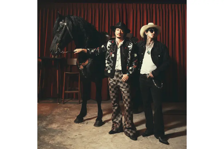 "เป้ อารักษ์" ชวน "TIMETHAI" ควบม้า เตรียมบุกทองหล่อ กับซิงเกิลใหม่ "คาวบอยทองหล่อ" ดวลความหล่อแบบช็อตต่อช็อต "เป้ อารักษ์" ชวน "TIMETHAI" ควบม้า เตรียมบุกทองหล่อ กับซิงเกิลใหม่ "คาวบอยทองหล่อ" ดวลความหล่อแบบช็อตต่อช็อต