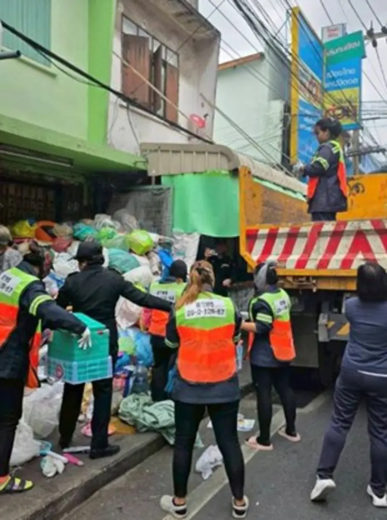 เขตสาทรลงพื้นที่จัดเก็บสิ่งของบ้านสะสมของเก่าริมถนนจันทน์ ป้องกันอัคคีภัย-แหล่งเพาะพันธุ์โรค