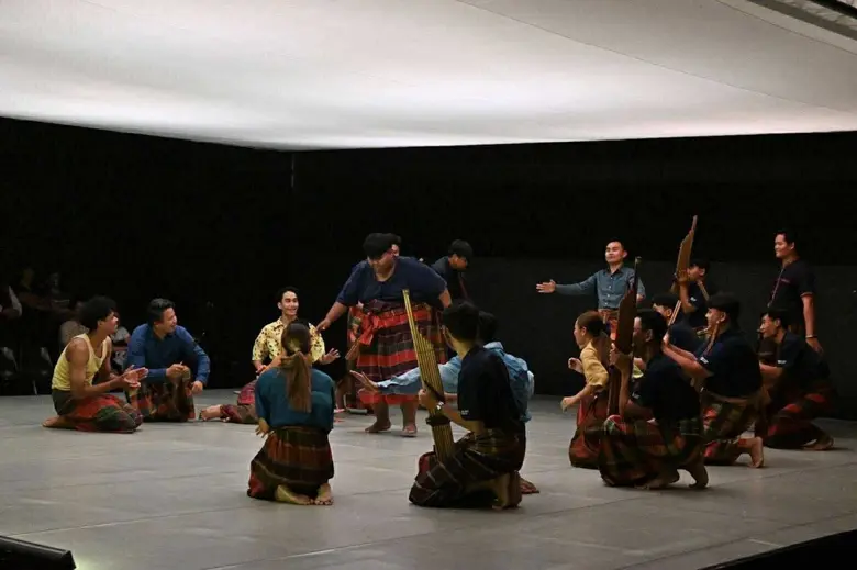 บางกอก คุนส์ฮาเลอ ชวนเสพย์  Morlam Collective ผสานการเต้นรำแบบดั้งเดิมเข้ากับการเต้นรำร่วมสมัย