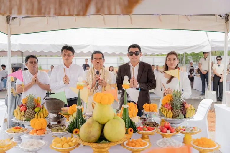 "โบทานิก้า ลักซูรี่ วิลล่า" จัดพิธีลงเสาเข็มเอกมงคลฤกษ์ "HYTHE by Botanica" คอนโดมิเนียมระดับ อัลตราลักชัวรีแห่งแรกในคอนเซปต์ Vertical Villa บนเกาะภูเก็ต อัปเดตยอดขายกว่า 50%