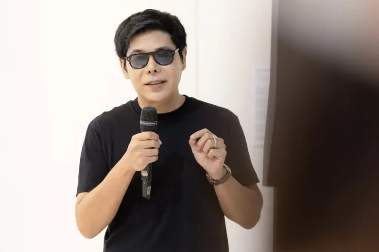 นิทรรศการ "Golden Teardrop (2025)" โดย อริญชย์ รุ่งแจ้ง บทสนทนาระหว่างอดีต ปัจจุบัน และความทรงจำ ณ MOCA BANGKOK