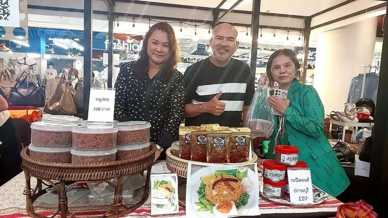 ตลาดนัดคนข่าวบันเทิง" สุดคึกคัก รวมคนข่าวศิลปินดาราออกบูธพร้อมกิจกรรมอัดแน่น T&amp;B Media GloBal ส่ง มาสคอต พัตเดิ้ล สปาร์ค เชลล์ดอน และ ซอนนี่ ร่วมสร้างสีสัน